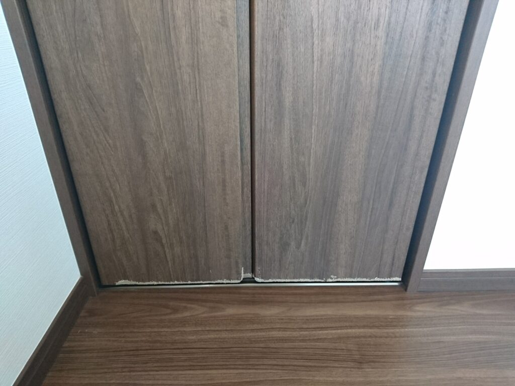ペットによる住まいのキズ例(柱・建具など)